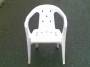 soluciones_segun_discapacidad:fisica:sillas-blancas-de-plastico-apilables.jpg